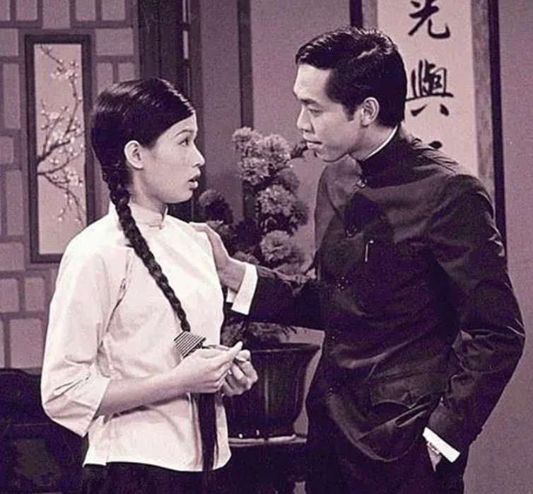 （1）	香港史上第一部连续剧《梦断情天》是无线电视1968年的黑白制作，由冯淬帆和黄淑仪主演，讲述一对自由恋爱的青年男女从求学到婚后的坎坷经历。